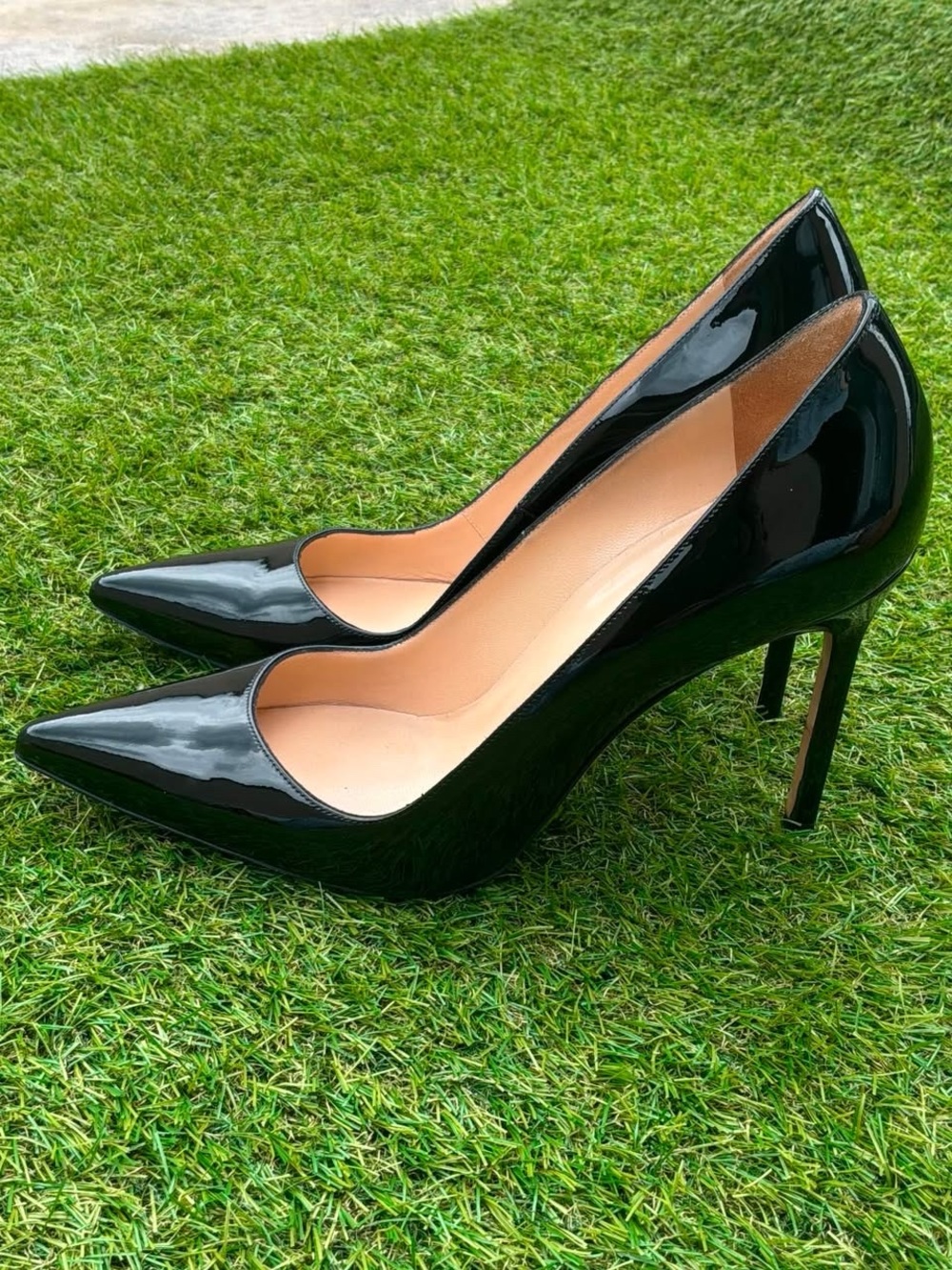 Manolo Blahnik BB 105 Black Patent Leather Pointed Toe Pumps EU 39 Box/Dust Bag